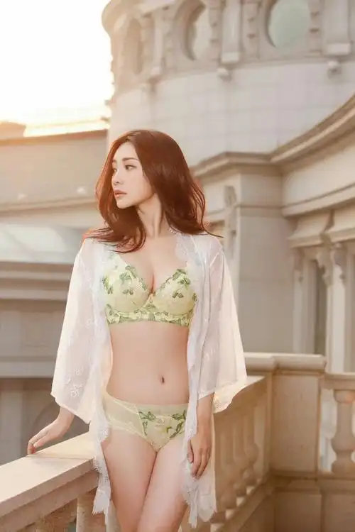 柳岩内衣代言写真照广告商是会选人的眼光真毒