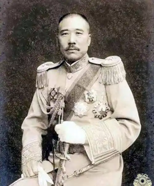 照片中就是悍匪汤玉麟骑虎照.