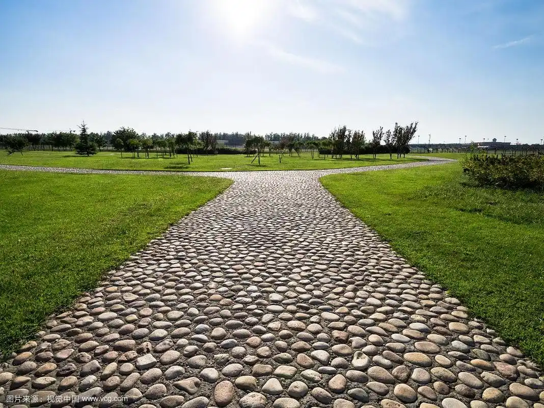 弯曲的鹅卵石小路