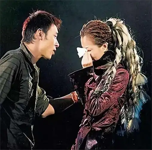 和韩红街边热吻,和黄心颖16分钟20次,许志安比你想得更渣