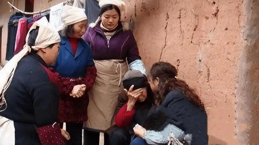 徐朝清被孩子接到山下,她天天深情地望着大山,站在窗前自言自语:"你来