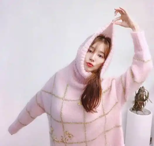 37岁的尹恩惠秀出美照,穿的很粉美,平刘海大卧蚕,但还是老了_照片