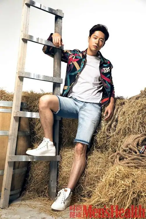 凌潇肃曝时尚大片 运动男大秀健硕体魄