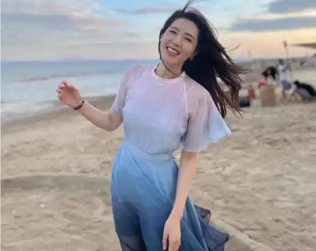 47岁曾黎现状:未婚未育美如天仙,种菜喝茶活成千万人羡慕的样子