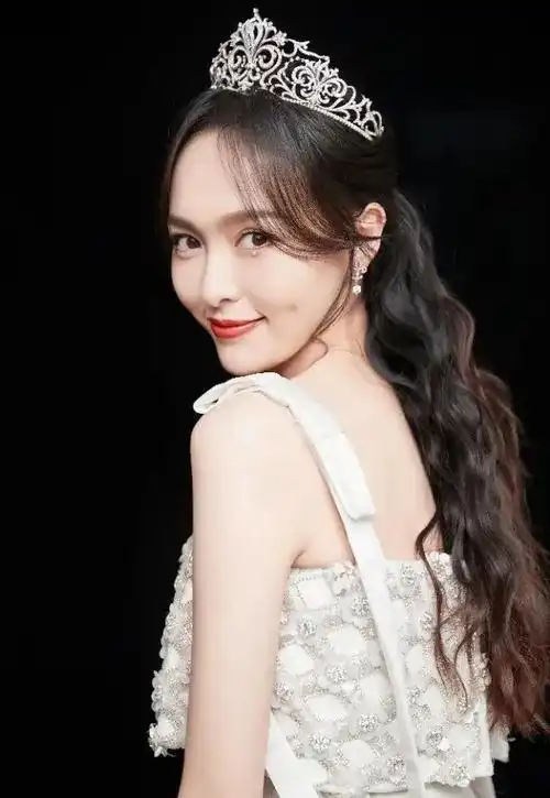 甜美可爱活泼开朗身姿曼妙的唐嫣美丽动人的写真照