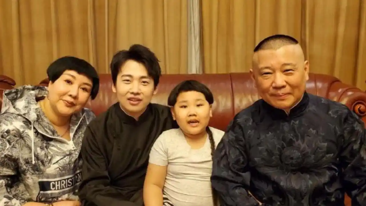 郭德纲为妻子王惠庆生,郭麒麟与继母感情好,一家四口幸福温馨