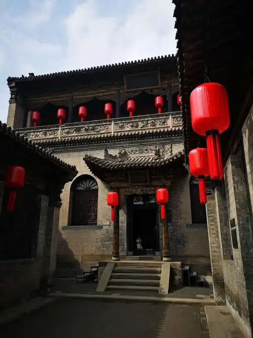 大红灯笼高高挂.