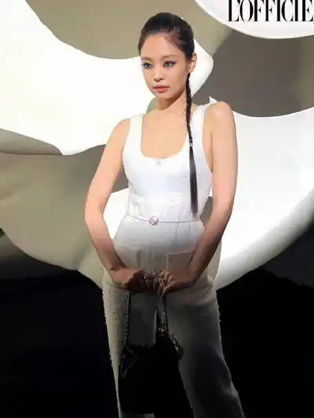 jennie巴黎看秀状态#jennie巴黎时装周看秀造型来啦,白色吊带配白色