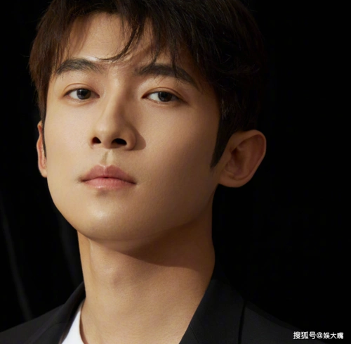 原创张含韵佟梦实牵手逛街举止亲昵僻静地方男方伸手抚摸张含韵头发