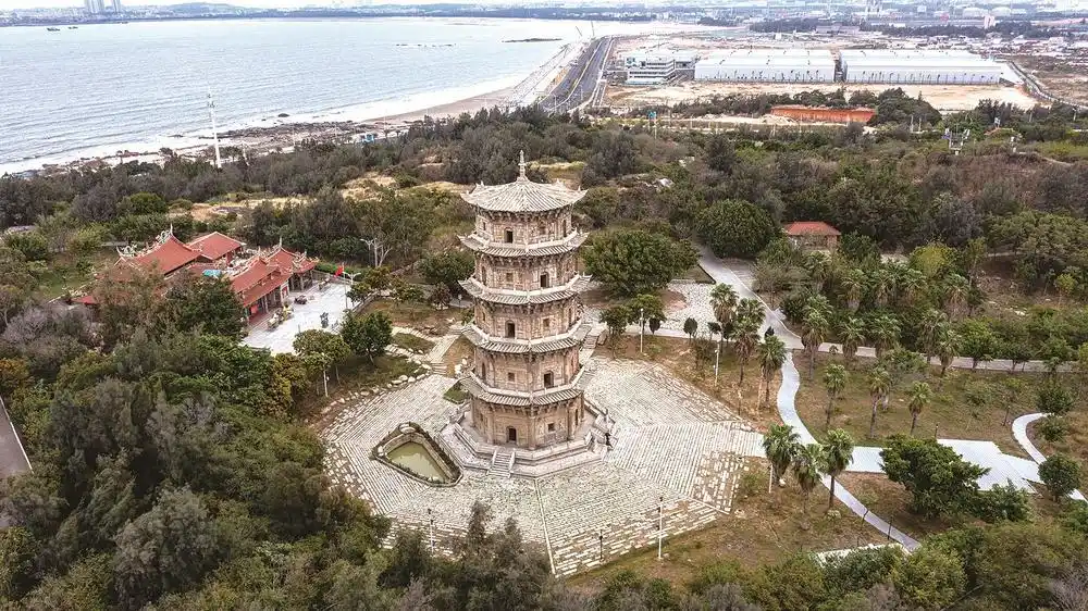 作为古泉州湾的航标,六胜塔已在石狮石湖海岸默默伫立近千年.