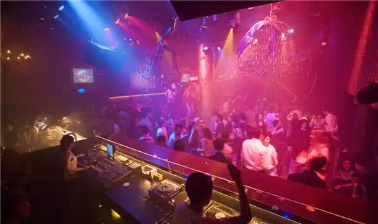 高端酒吧现场dj打碟图片