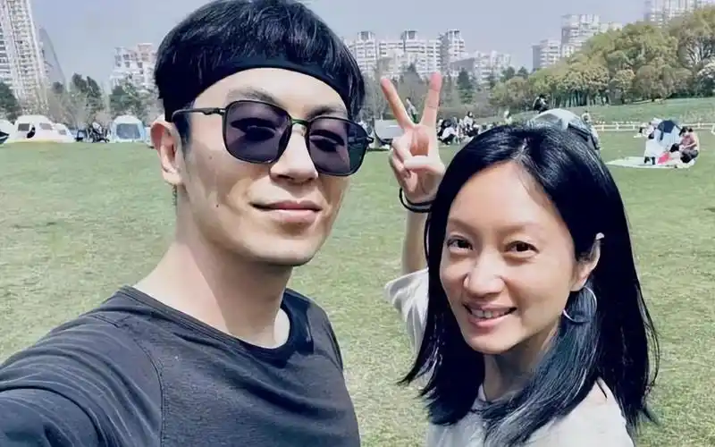 沈佳妮近照大变样,头发花白脸黄好沧桑,朱亚文却在国外秀浴袍