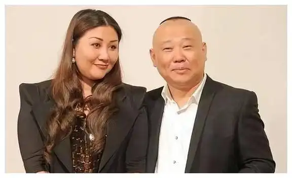 郭麒麟放倒传闻和父亲郭德纲深情一吻