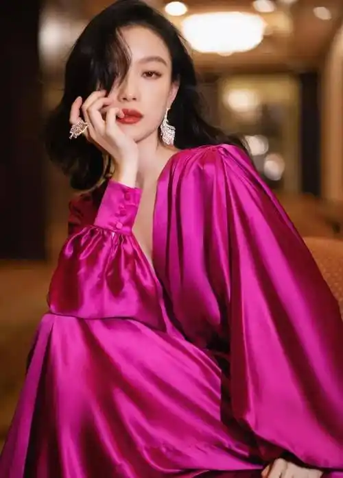 时髦的倪妮,惊艳的深v裙造型_南京人_的设计_裙子