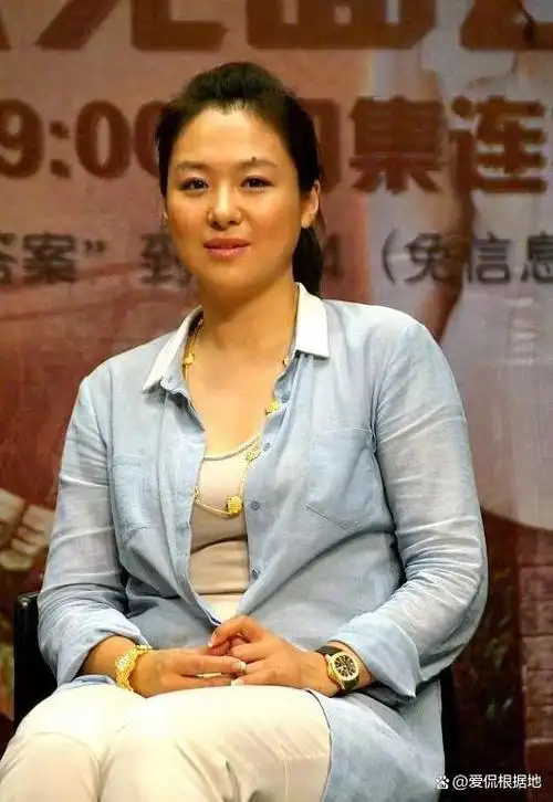 她的脸在照片中似乎比以前整整大了一圈,苹果肌也明显下垂,看起来可能