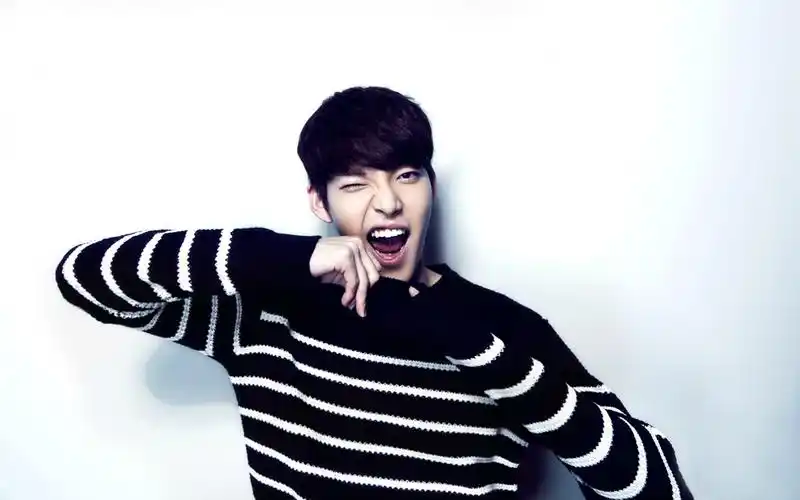 韩国帅哥金宇彬高清电脑桌面壁纸图片