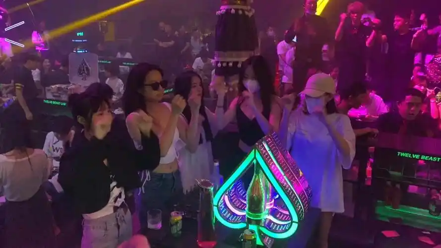 酒吧美女蹦迪现场视频,太燃了