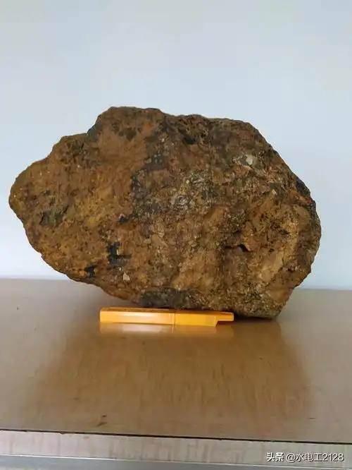 这是一颗钻石陨石,是含有碳元素的陨石经高温高压撞击地面后所形成的