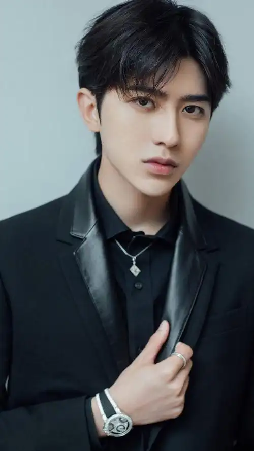 歌手蔡徐坤,综艺《奔跑吧》表现力十分出彩,来看帅哥的照片