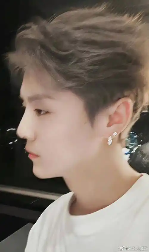 关晓彤当然不介意.毕竟这几年经常拉鹿晗合作,吸引眼球.