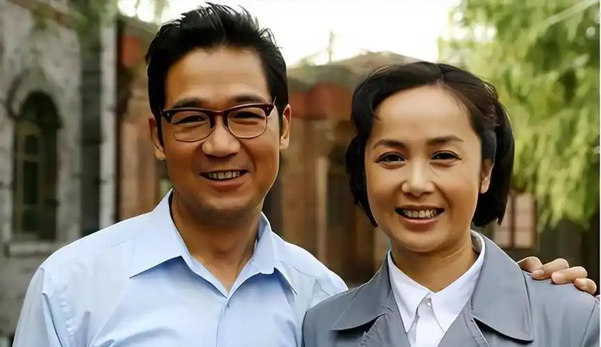 2007年,张国立与蒋雯丽联手出演的年代剧《金婚》又一次取得了超高