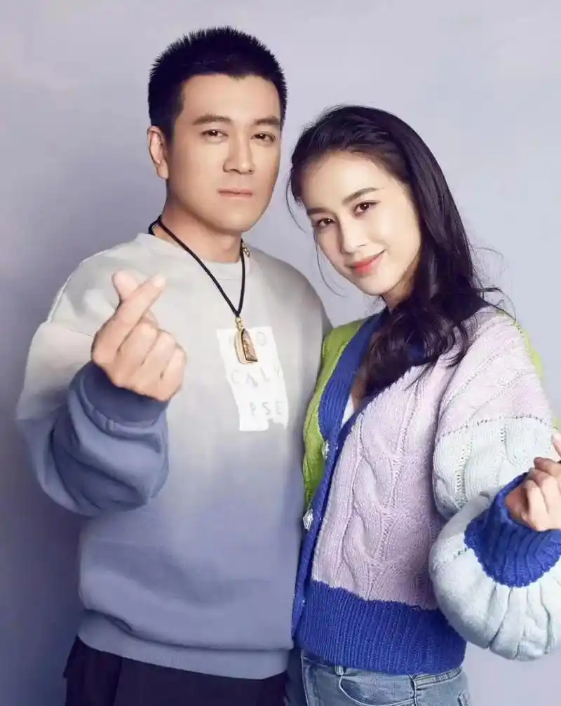 黄圣依和杨子婚后一直因为前妻一事争吵,某天黄圣依在综艺现场直骂