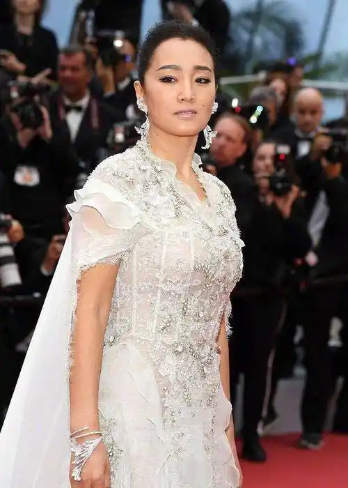 巩俐谈戛纳红毯服装一句话让众多蹭毯网红和李宇春情何以堪