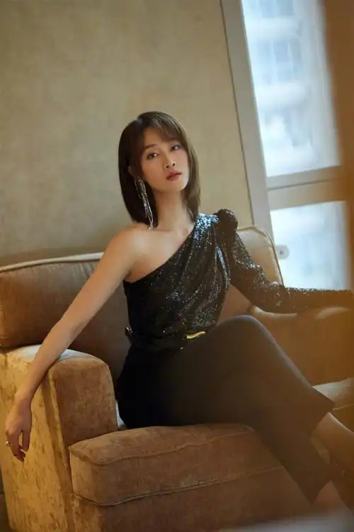 蓝盈莹斜肩亮片上衣##精英律师定档1220