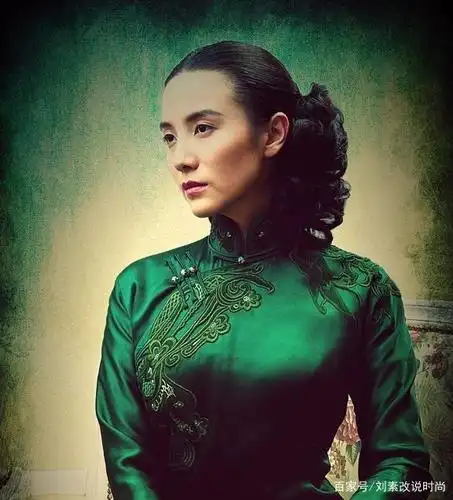 宋佳民族风旗袍,紧身设计大秀宋佳身材,气质满满