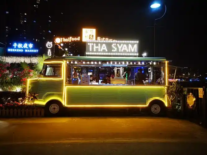 准备开摊の夜市车