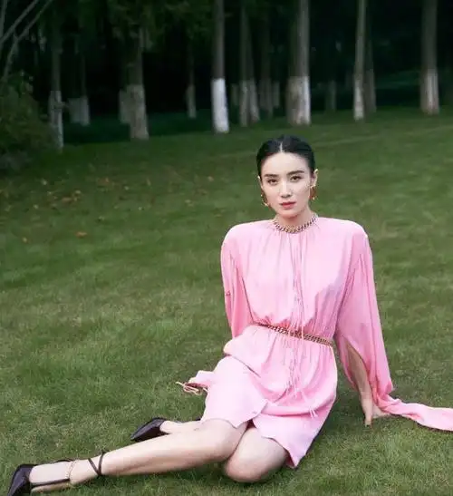 张嘉倪的美很高级白裙配短发很有女人味一点不像二孩妈