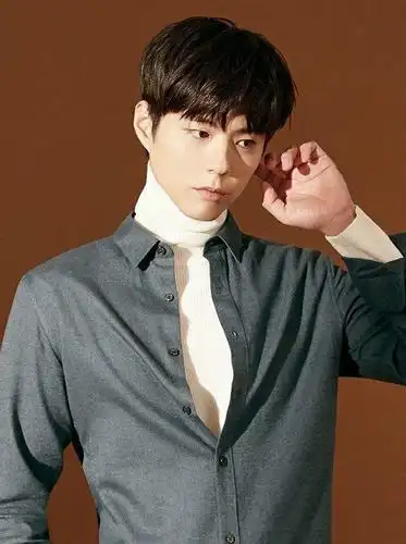 韩剧《青春记录》朴宝剑,港风v领针织毛衣,满眼都是星星的男孩