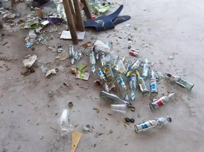 曝光太平德胜码头成精神小伙夜乐场所啤酒瓶满地