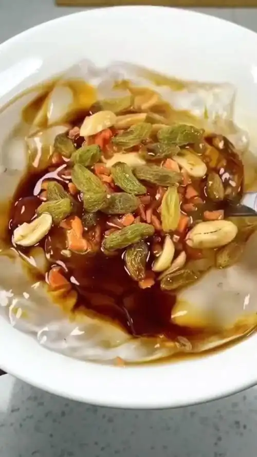 夏天冰凉粉在我们江西很火爆哦,特色小吃,一次我能吃几碗!