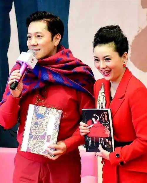 她是蔡国庆藏了30年妻子,穿一身黑难掩贵妇美,五官精致不输明星_秦娟