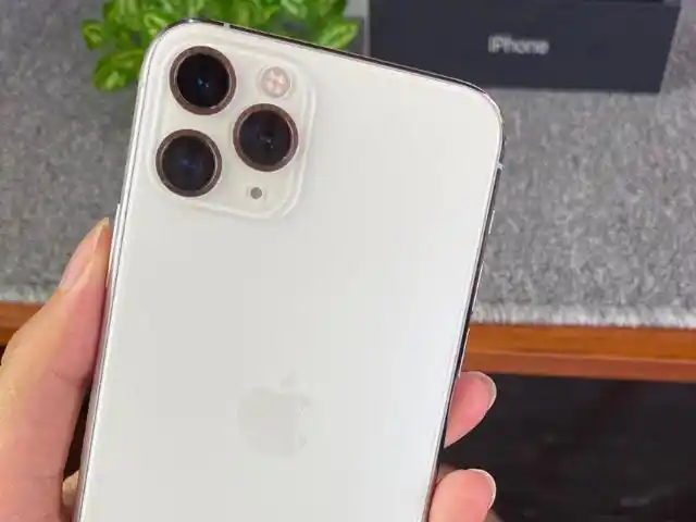 苹果三个摄像头型号的手机是:苹果 11 pro和苹果11 pro max,苹果12pro