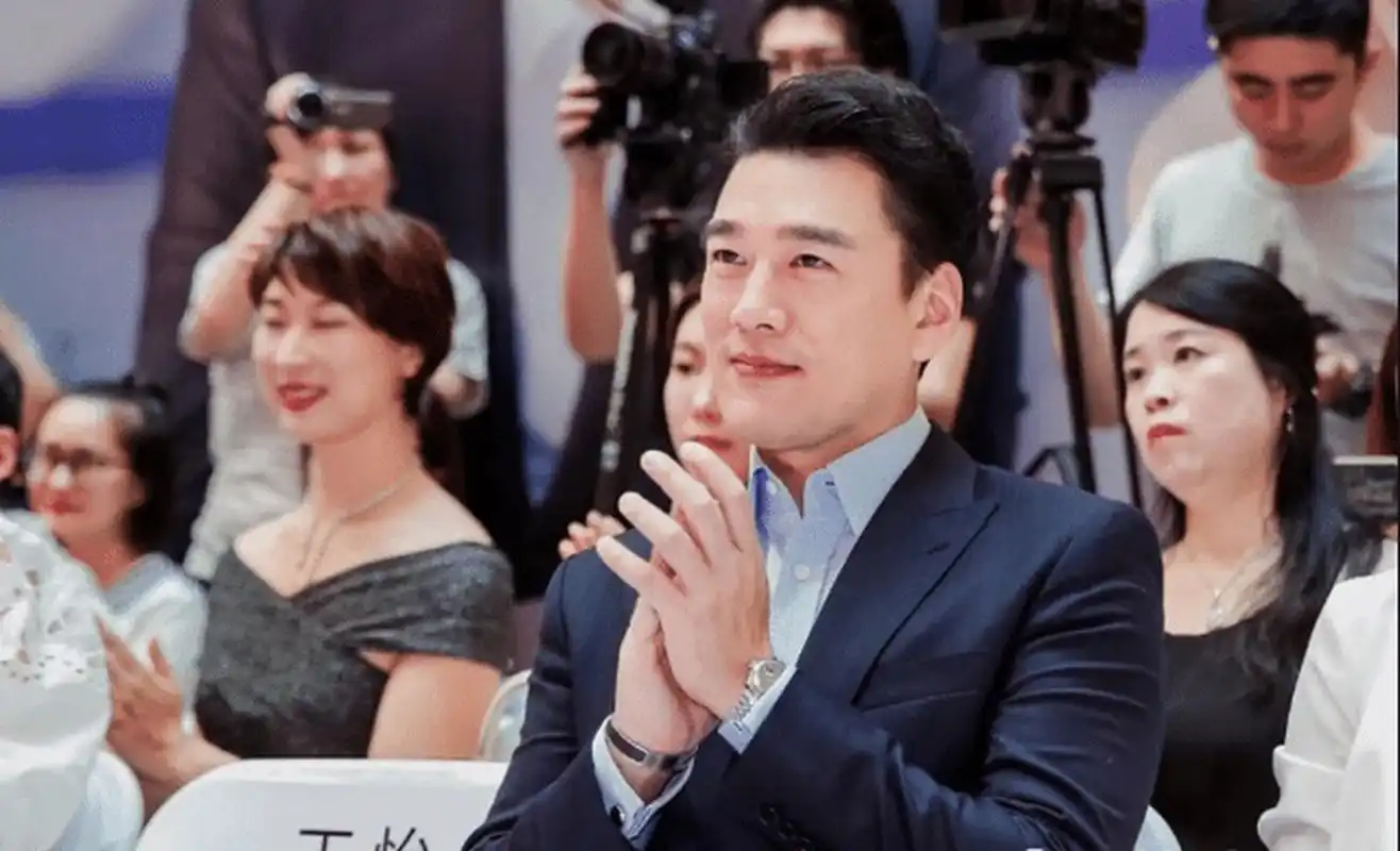 演员王耀庆在他最新的电视剧《她的城》中再次出演了霸道总裁谢长江