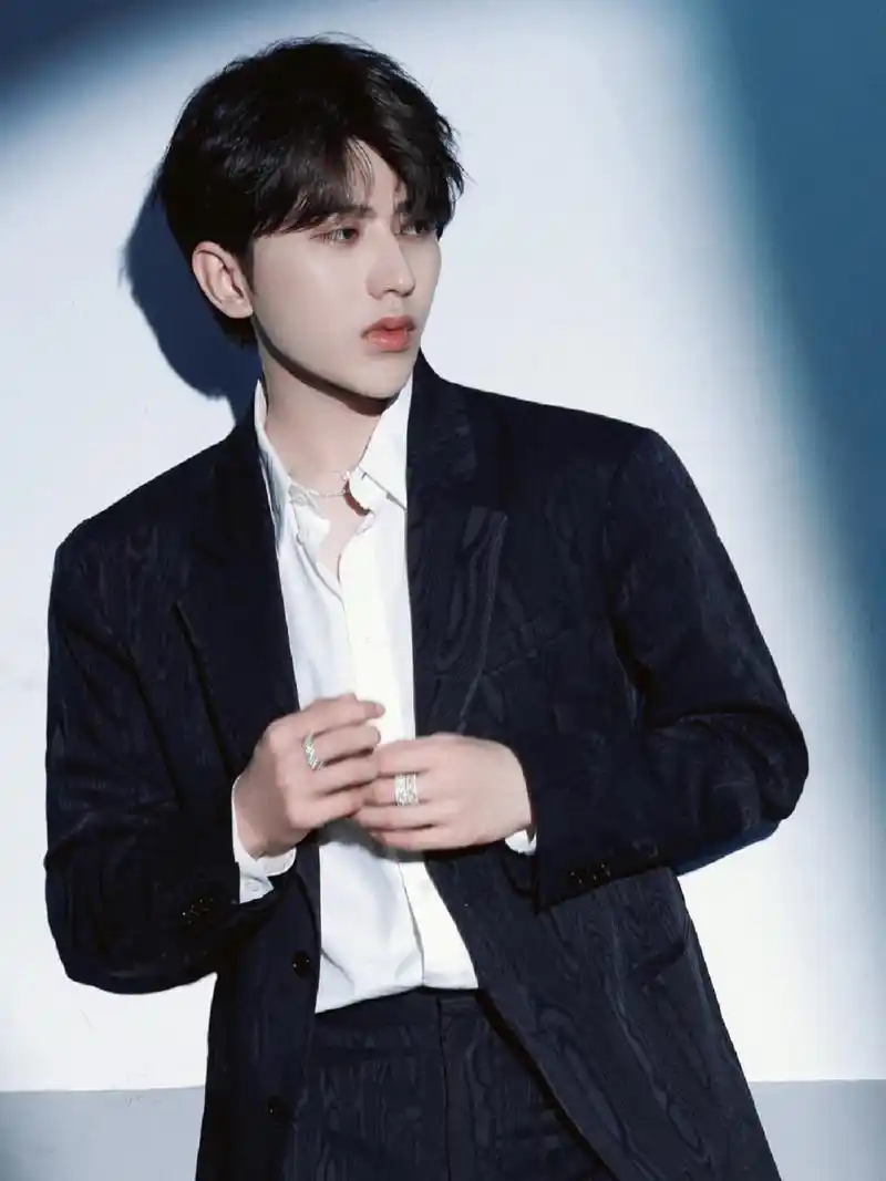 蔡徐坤是懂西服穿搭的 穿上西装的坤坤造型变得沉稳很多 既能打造出