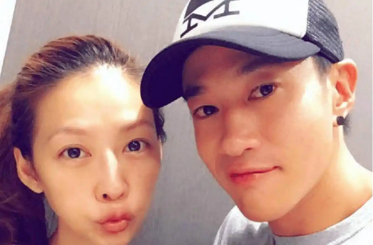 何润东和妻子结束16年异地生活 林姵希随夫到横店休养  何润东与妻子