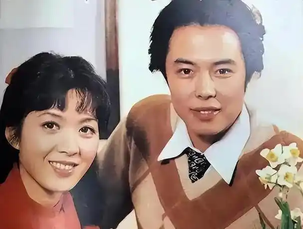 两人早在1983年就结识,当时任向导的张讯,还帮龚雪拍过照片