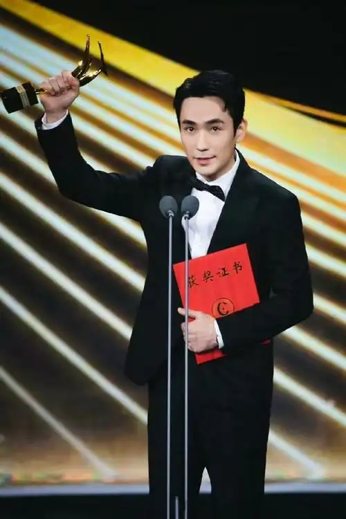 朱一龙负伤后近期动态:恢复良好,出席微博之夜和巴黎时装周