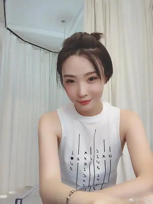 高晓松前妻夕又米减龄发型似18岁