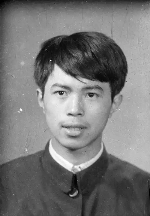 年轻男中山装半身老照片