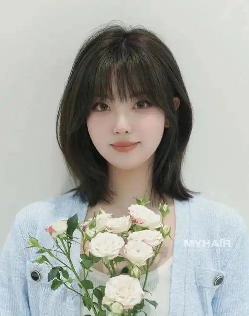 这款搭肩短发谁剪谁好看,整个发型清新自然,减龄瘦脸对于方脸圆脸来说