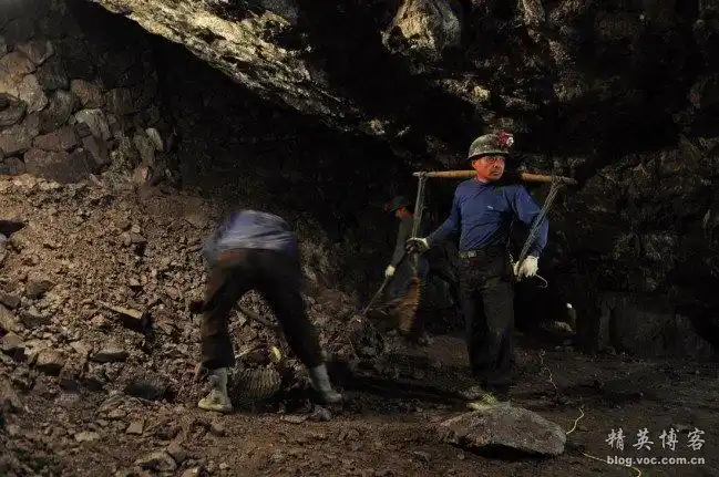 浙报集团签约摄影师走进矾矿