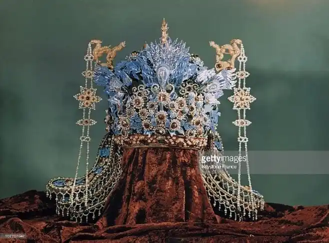 刚刚修复完成的明孝端皇后凤冠1959年摄