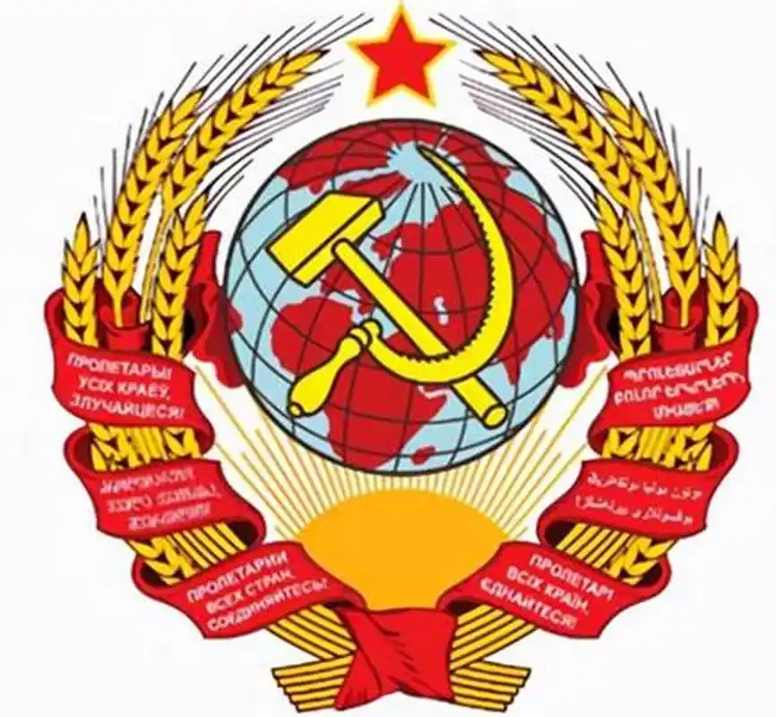 苏联的历代国徽 苏联国徽以锤子代表工人,镰刀代表农民,地球上的红星