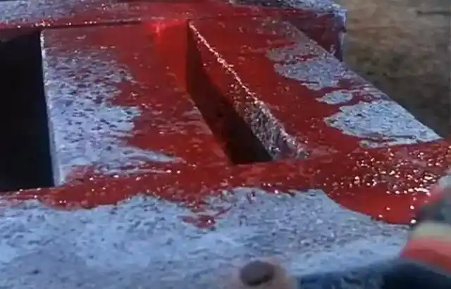 了不少降头画面,例如小鬼降,黑心降,血咒等,比林正英的符咒还要玄乎