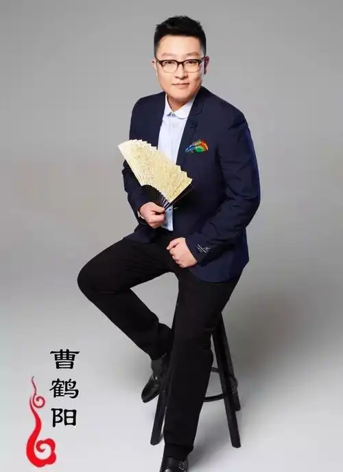 四爷曹鹤阳平时就是文质彬彬的形象,原来竟然是中央民族大学毕业的.