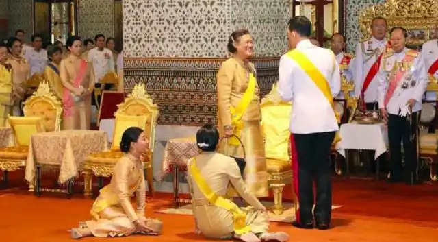 泰国王后金色礼裙出席庆典,坐姿端庄笑容甜美,大小公主趴地行礼